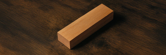 Hochwertiges Buchenholz mit sichtbarer Maserung, im Sonnenlicht fotografiert – ideal für die Verwendung bei langlebigen Messergriffen.