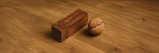 Walnussholzblock und Walnuss auf heller Holzoberfläche – ideale Darstellung für Messergriffe aus Walnussholz