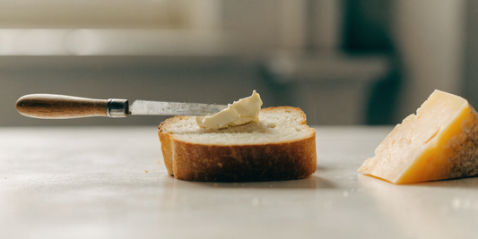 Traditionelles Solinger Buckelsmesser streicht Butter auf frisches Brot