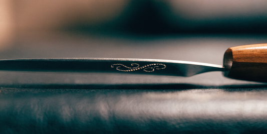 Personalisierte Gravur auf der Klinge eines Küchenmessers