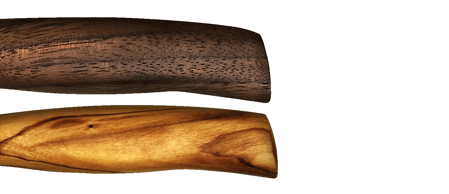 Detailaufnahme von Messergriffen aus edlem Walnuss- und Olivenholz, handgefertigt für ergonomischen Halt, edle Optik und langlebige Solinger Qualität.  
