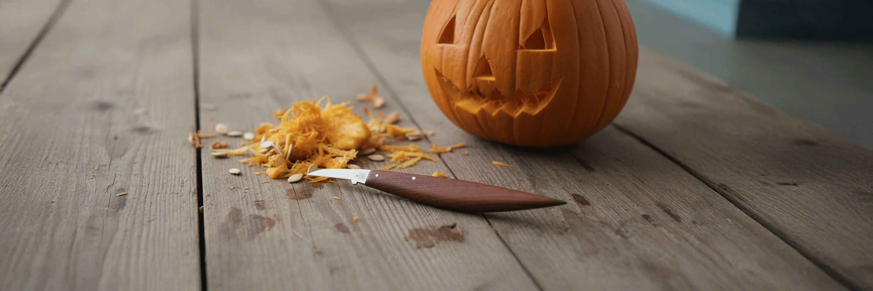 Schnitzmesser mit Padouk-Holzgriff aus Solingen neben geschnitztem Halloween-Kürbis – ideal für Kürbis und feine Holzarbeiten
