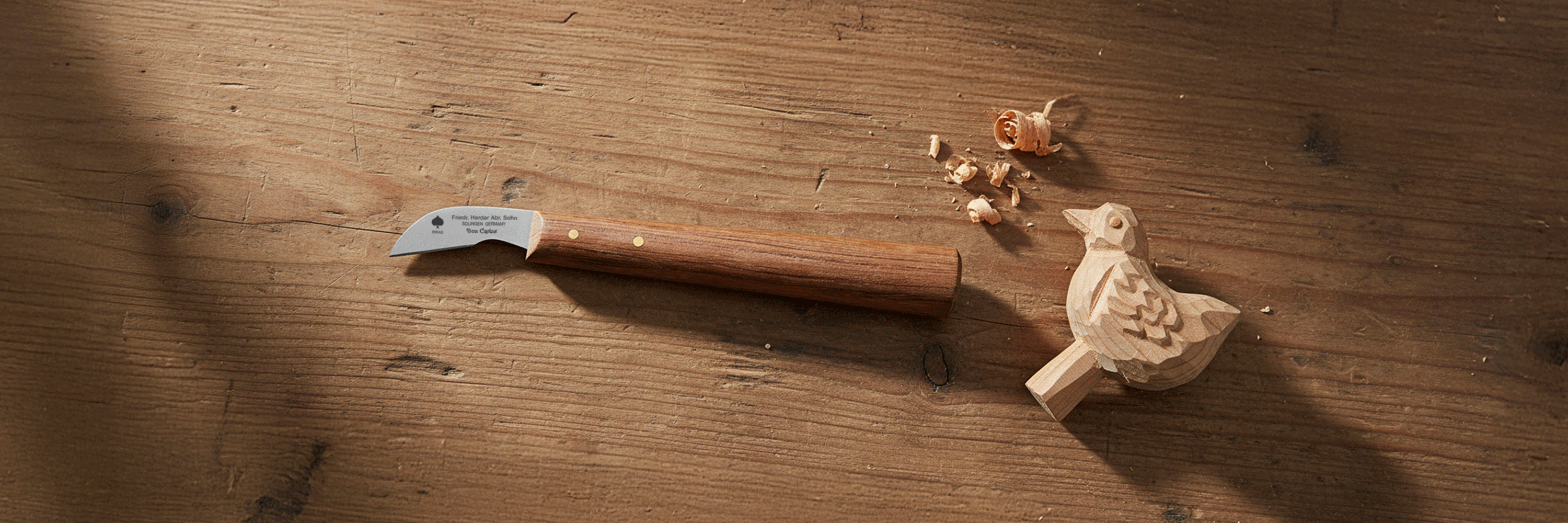 Hochwertiges Schnitzmesser mit Padouk-Holzgriff aus Solingen. Ideal für feine Holzarbeiten, Basteln und kreative Schnitzprojekte.
