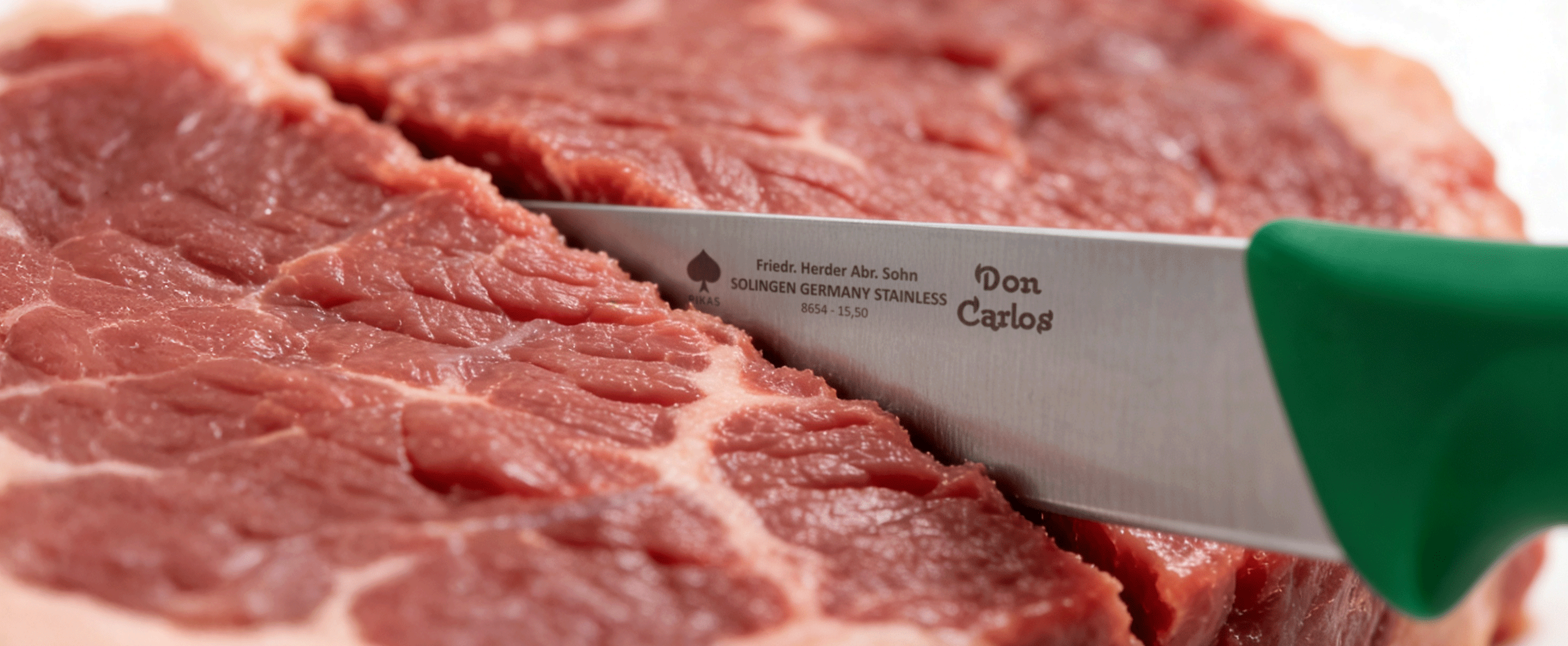 Don Carlos Fleischmesser aus Solingen mit rostfreier Klinge schneidet rohes Fleisch präzise.