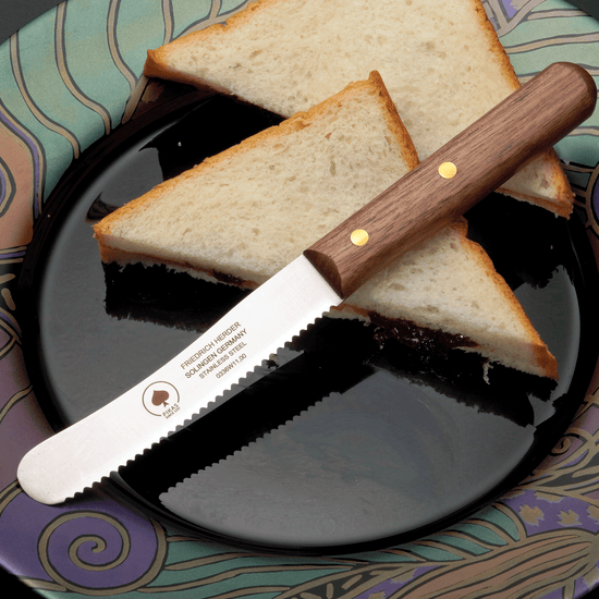 Buckelsmesser mit Walnussholzgriff und Wellenschliff – Solinger Brotmesser