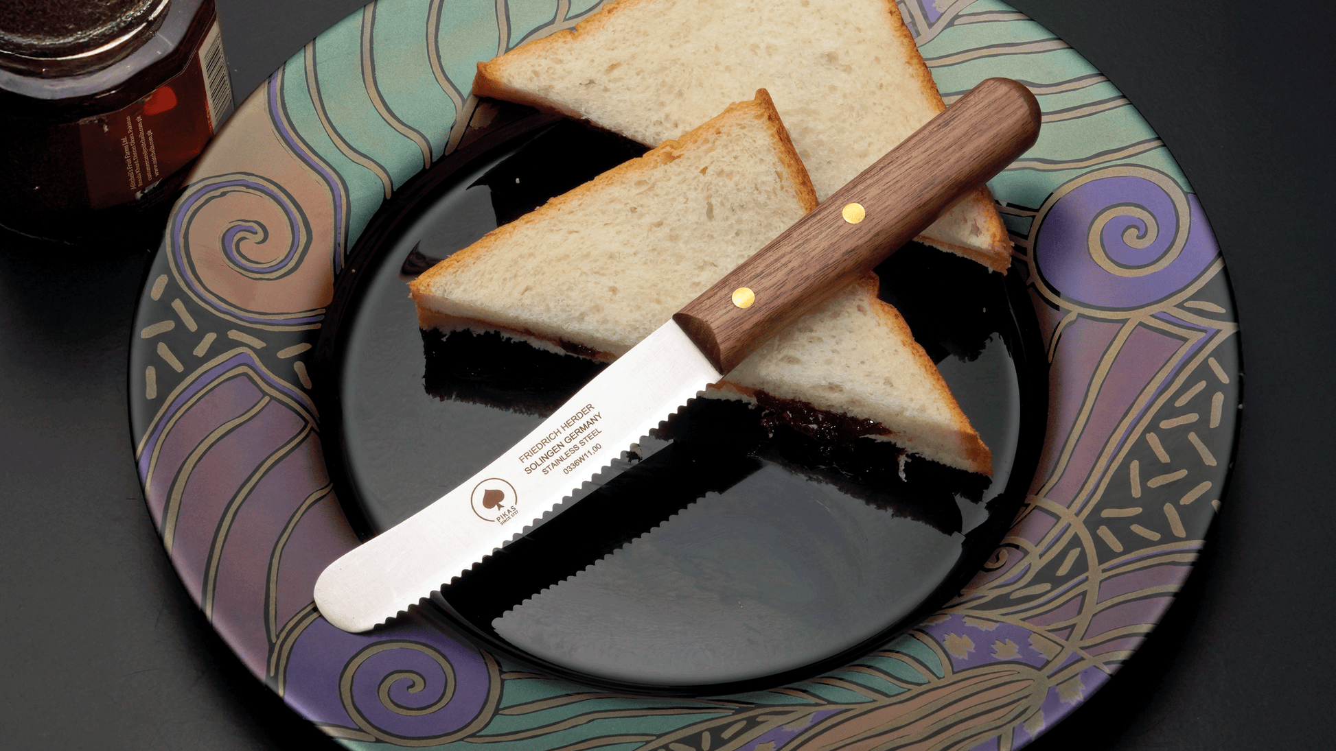 Buckelsmesser mit Walnussholzgriff und Wellenschliff – Solinger Brotmesser